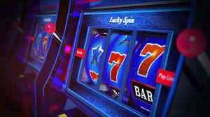 Pemain menikmati sportsbook dan slot online di fendy88